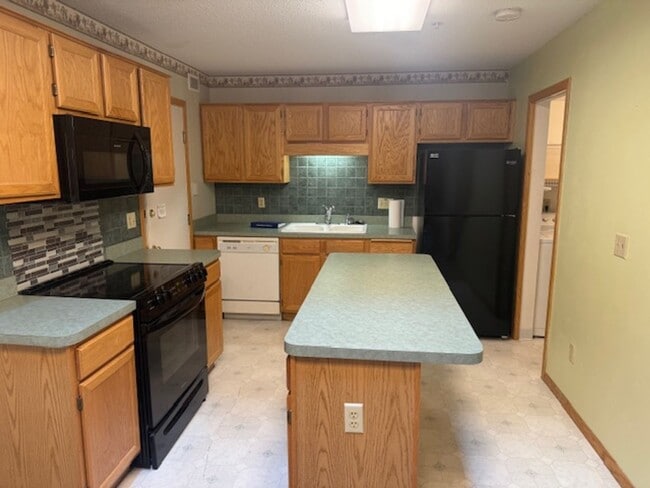 Building Photo - End Unit 2 Bed, 2 Full Bath, 2 Car Garage with Loft and Vaulted Ceilings