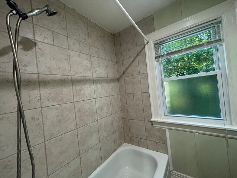 Building Photo - 5 Thayer St