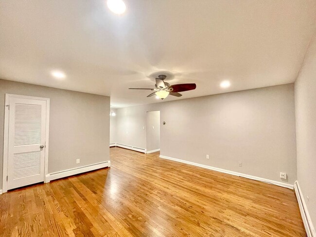 Building Photo - Birmingham Condo!