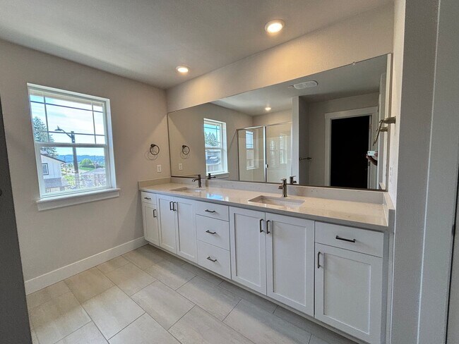 Building Photo - Brand New 5 Bedroom Home in Bull Mountain ...