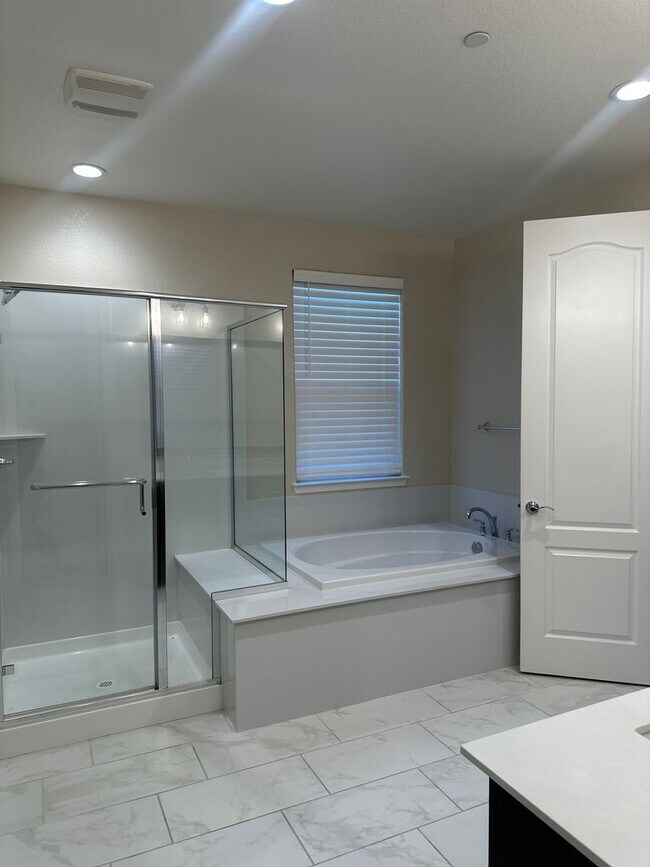 Building Photo - $500.00 off first full months if possessio...