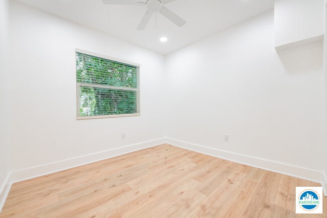 Building Photo - 3226 6th Ave S