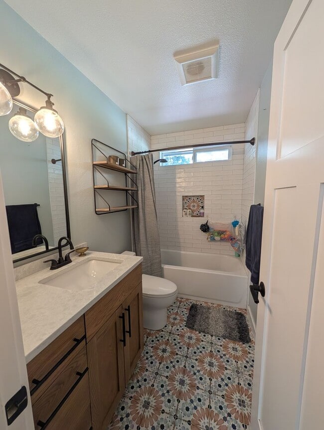 Building Photo - Beautifully Remodeled 3 Bed/2 Bath on Bend...
