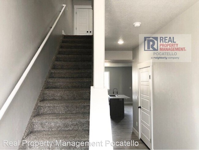 Building Photo - 3 br, 2.5 bath House - 169 Park Lawn #8