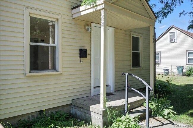 Building Photo - 429 W Bernhard Ave