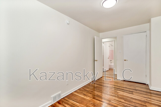 Building Photo - 1866 Pratt St