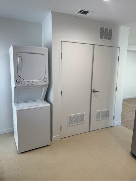 Building Photo - 2427 3rd Ave