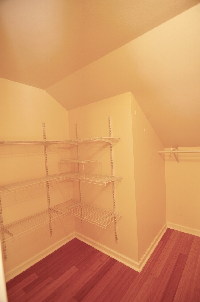 Building Photo - 7099 Lakeshore Rd