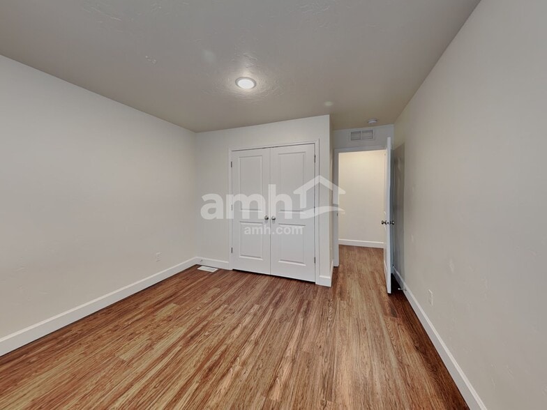 Building Photo - 954 N Barkvine Ave