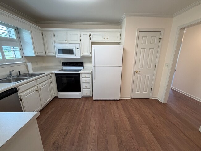 Building Photo - 1702 Thomas Ct