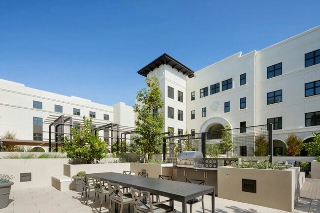 Building Photo - 3098 W Kyne St