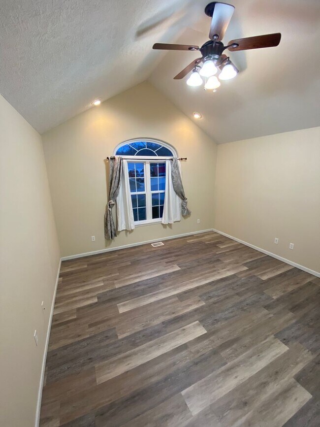 Building Photo - Available November 5, 2024! Call Watson & ...