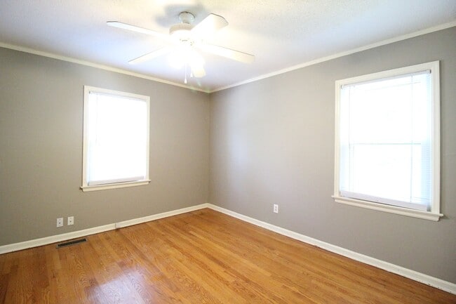 Building Photo - 2 Bedroom 1 Bath Home in Roeland Park