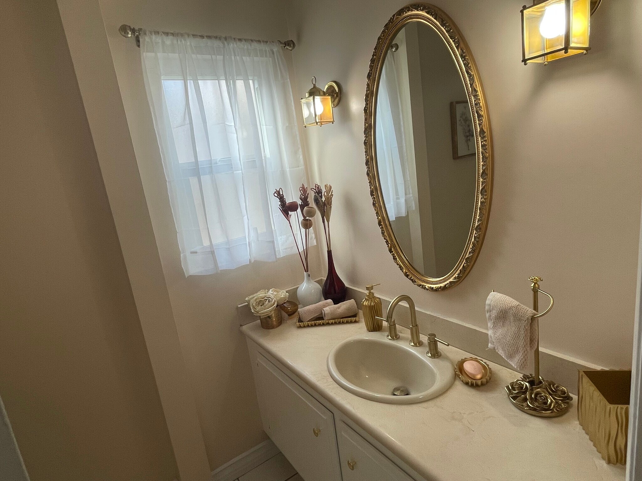 Guest Bathroom - 5271 Newcastle Ave