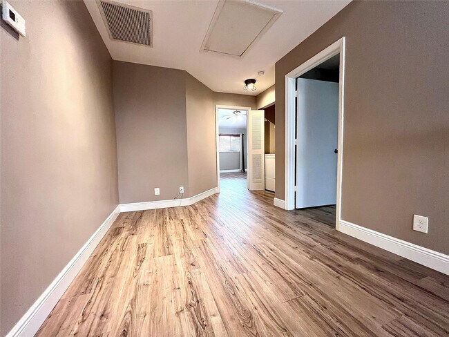 Building Photo - 2246 Discovery Cir W