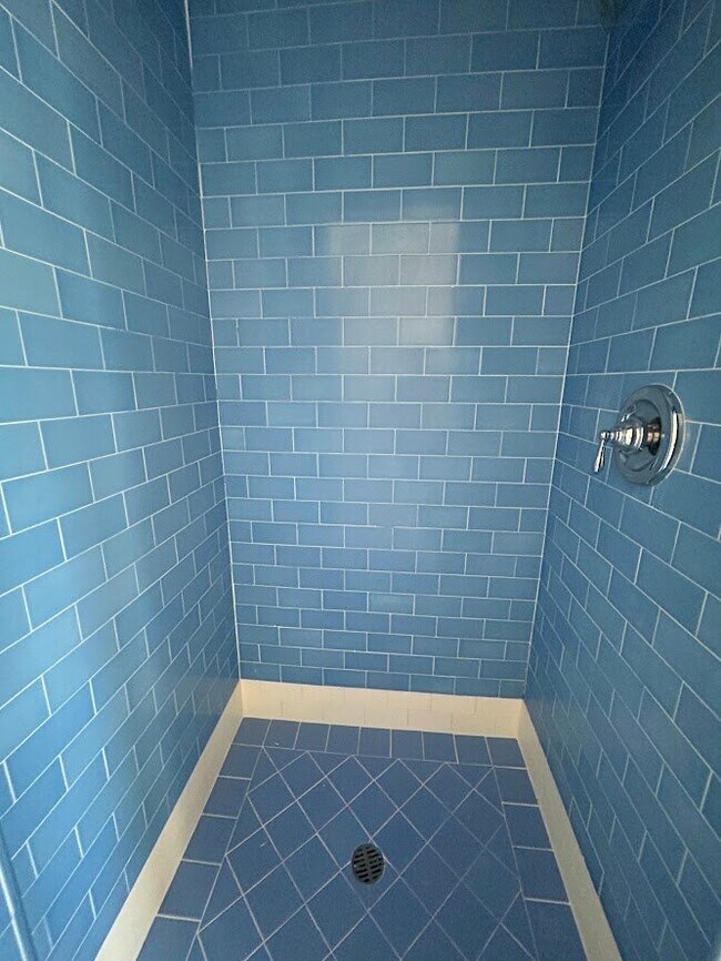 Building Photo - 1062 Masselin Ave