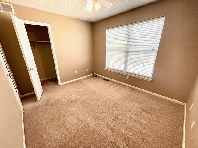 Building Photo - Spacious 3 Bedroom Home in South Columbia