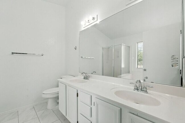 Building Photo - Great single family home!