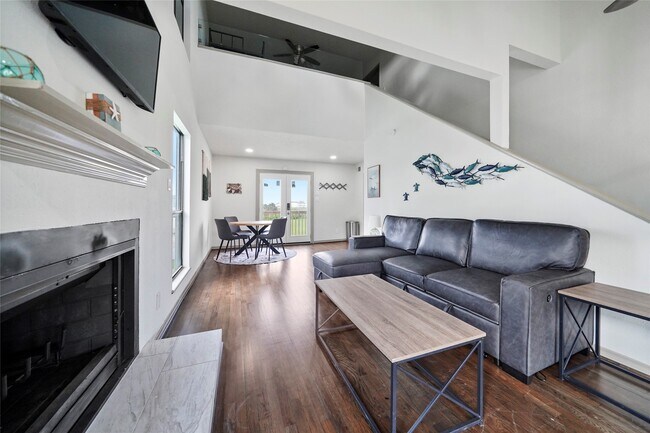 Building Photo - 4126 San Jacinto Dr