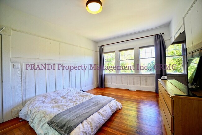 Building Photo - Classic, Modern and Private Home with Fres...