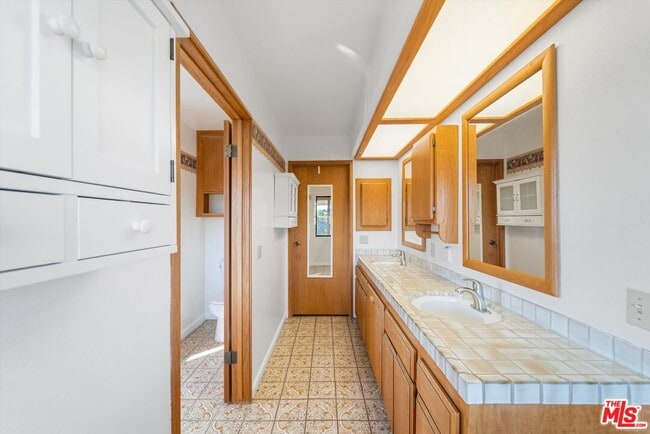 Building Photo - 44310 Vía Barranca