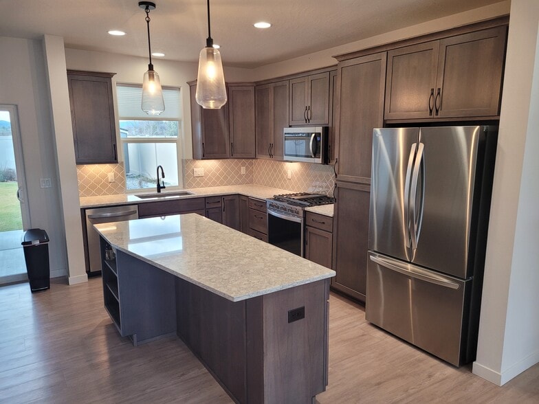 Well laid out kitchen. - 1869 N Skagit Dr