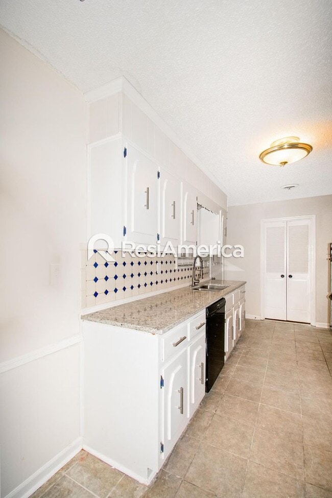 Building Photo - Newly Renovated 4/2 in Southaven