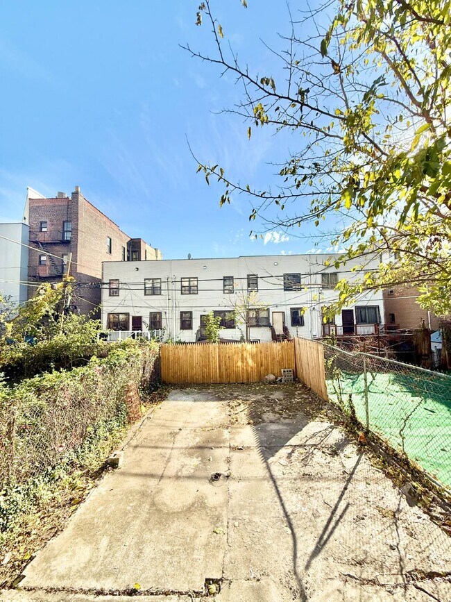 Building Photo - 1072 Putnam Ave