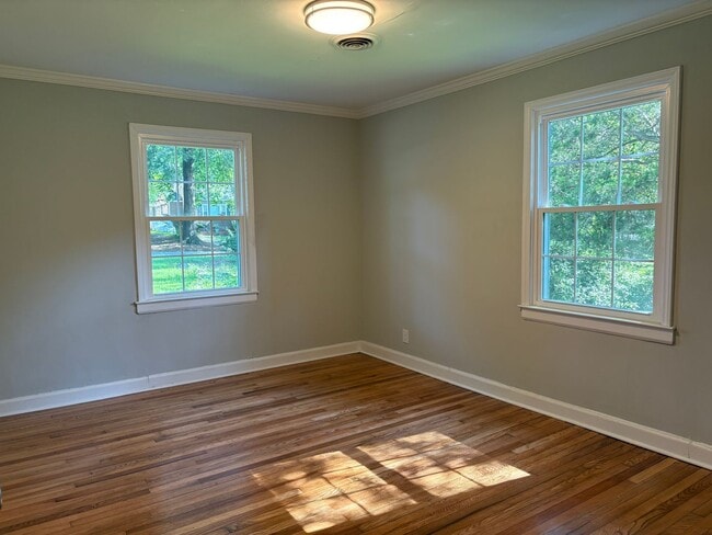 Building Photo - 2 Bedroom, 1 Bathroom House in Greensboro!
