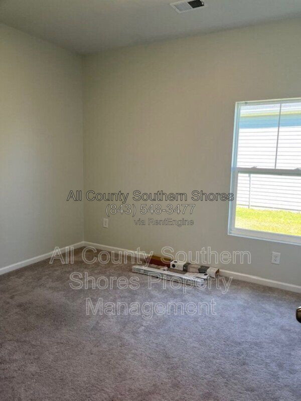 Building Photo - 234 S Reindeer Rd