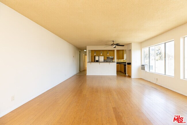 Building Photo - 1033 6th St