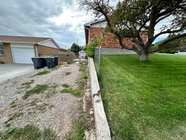 Building Photo - 613 Killarney Dr