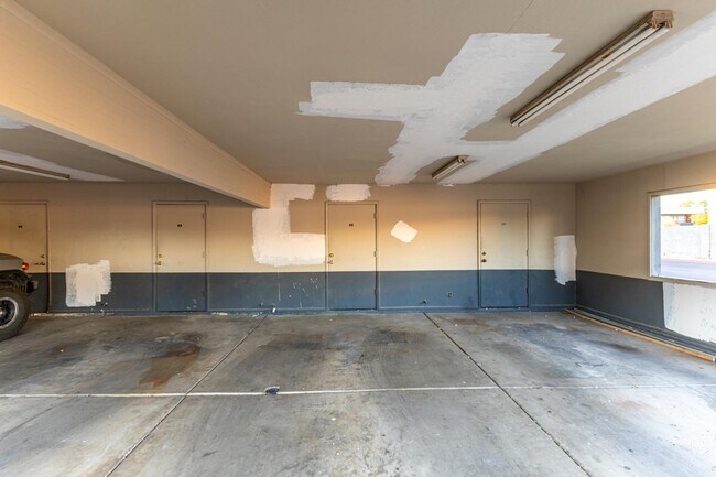 Building Photo - 286 W Palomino Dr