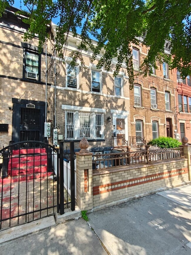 Primary Photo - 297 Bradford St