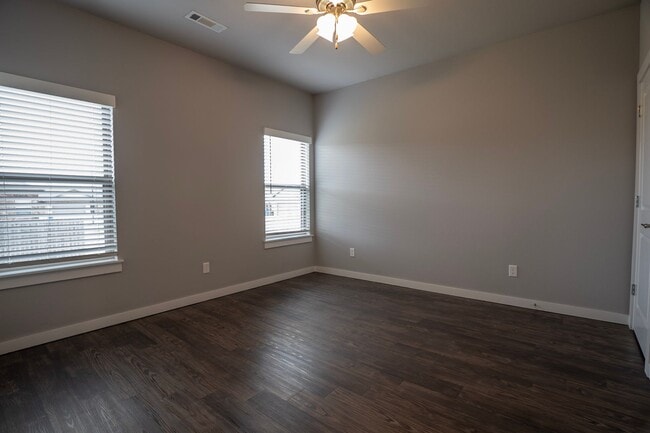 Building Photo - Charming 2 bedroom!