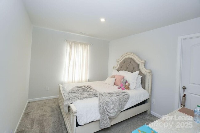 Building Photo - 547 Sitka Dr