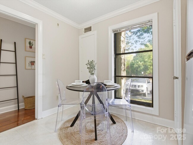 Building Photo - 7925 Charter Oak Ln