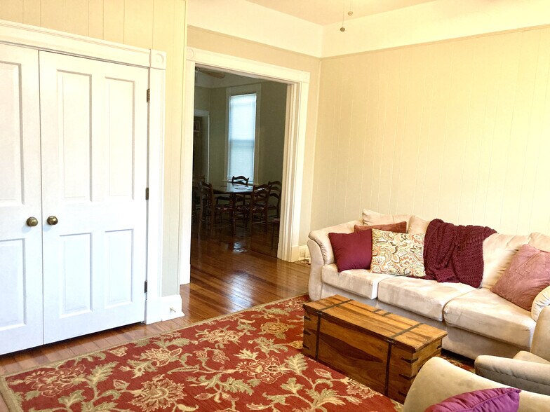 Building Photo - 222 E 18th St