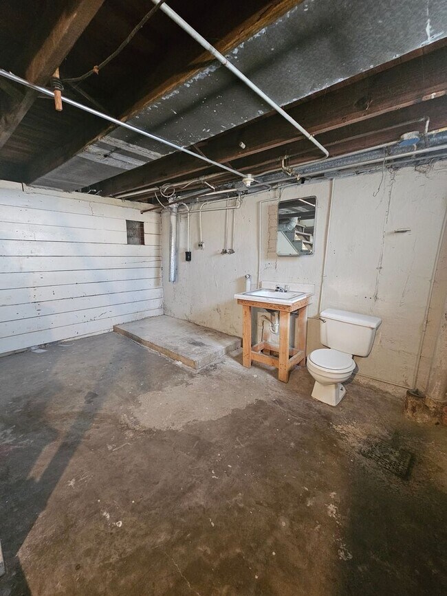 Building Photo - 1502 W Pleasant St