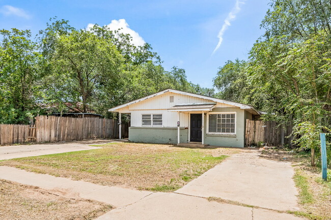 Building Photo - Cute 2 Bedroom Duplex, Minutes from TTU & ...
