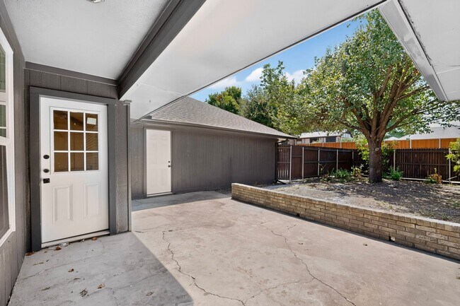 Building Photo - 2308 Chamberlain Dr