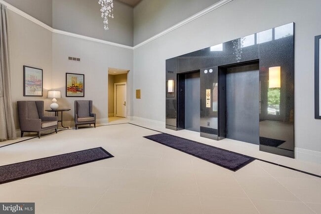 Building Photo - 1625 International Dr