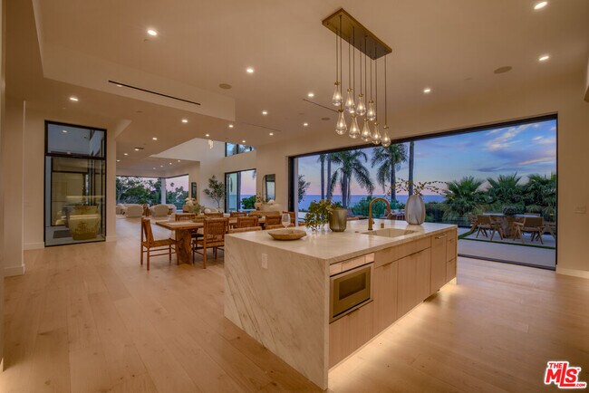 Building Photo - 4732 Avenida Del Mar