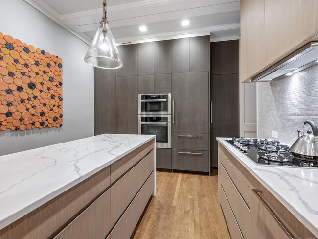 Building Photo - 1210 N Astor St