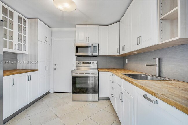 Building Photo - 9500 W Bay Harbor Dr