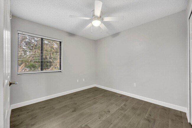 Building Photo - "Spacious 3-Bed, 3-Bath Townhouse with Elegant Hardwood Floors in Ocoee!"