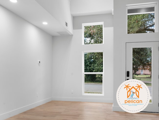 Building Photo - Striking 2BR / 2BA Home with Soaring Vaulted Ceilings