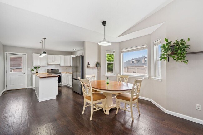 Building Photo - Stylish living in this modern 3 bed 2 bath...