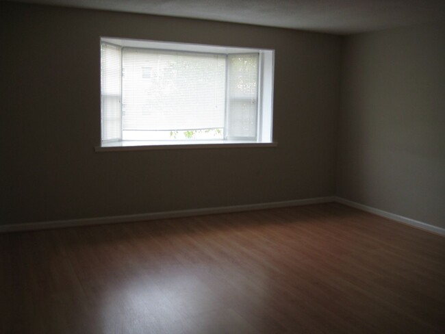 Building Photo - Top-Floor 2BR Unit with Prime Location Nea...