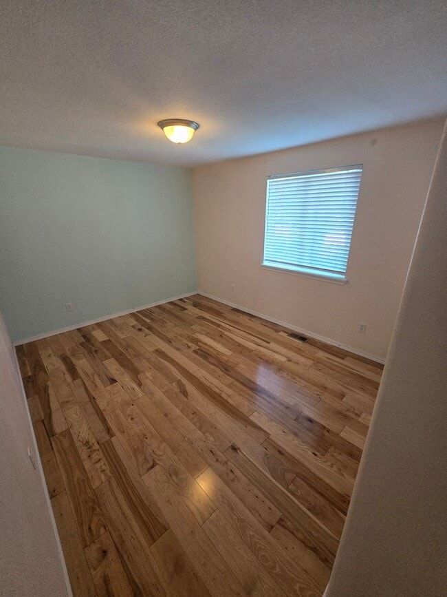 Building Photo - Cozy home Madras Oregon